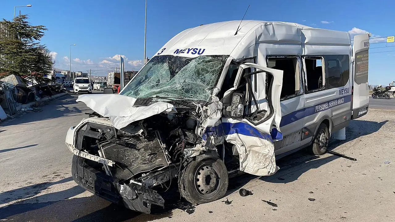 Kayseri'de işçi servisi ile kamyon çarpıştı