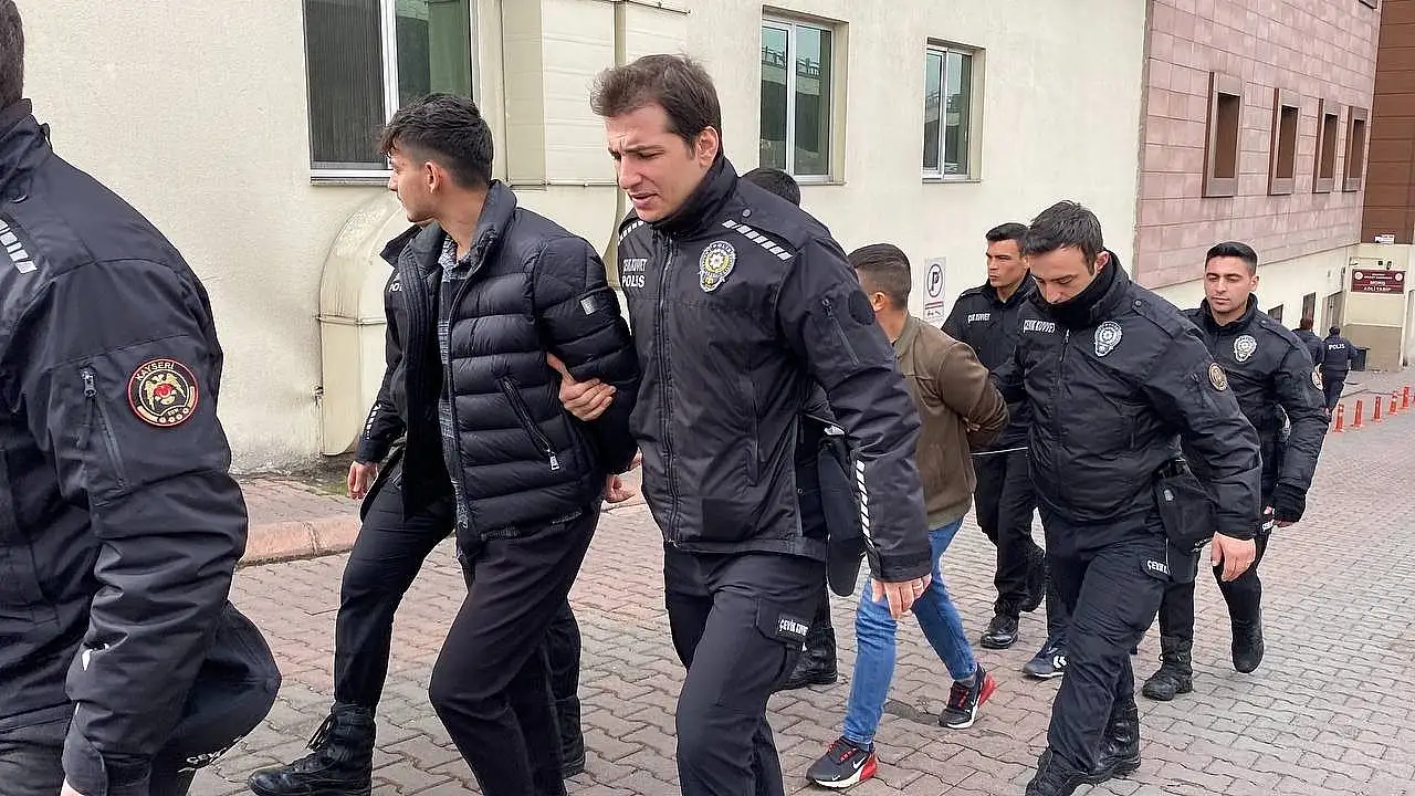 80 metrekare bir evde tıkış tıkış oturuyorum. Böyle örgüt lideri mi olur?