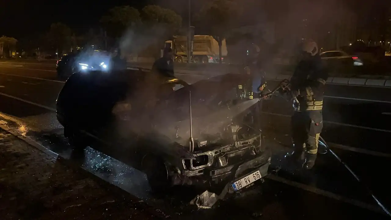 Kayseri'de otomobilde yangın! Kullanılmaz hale geldi