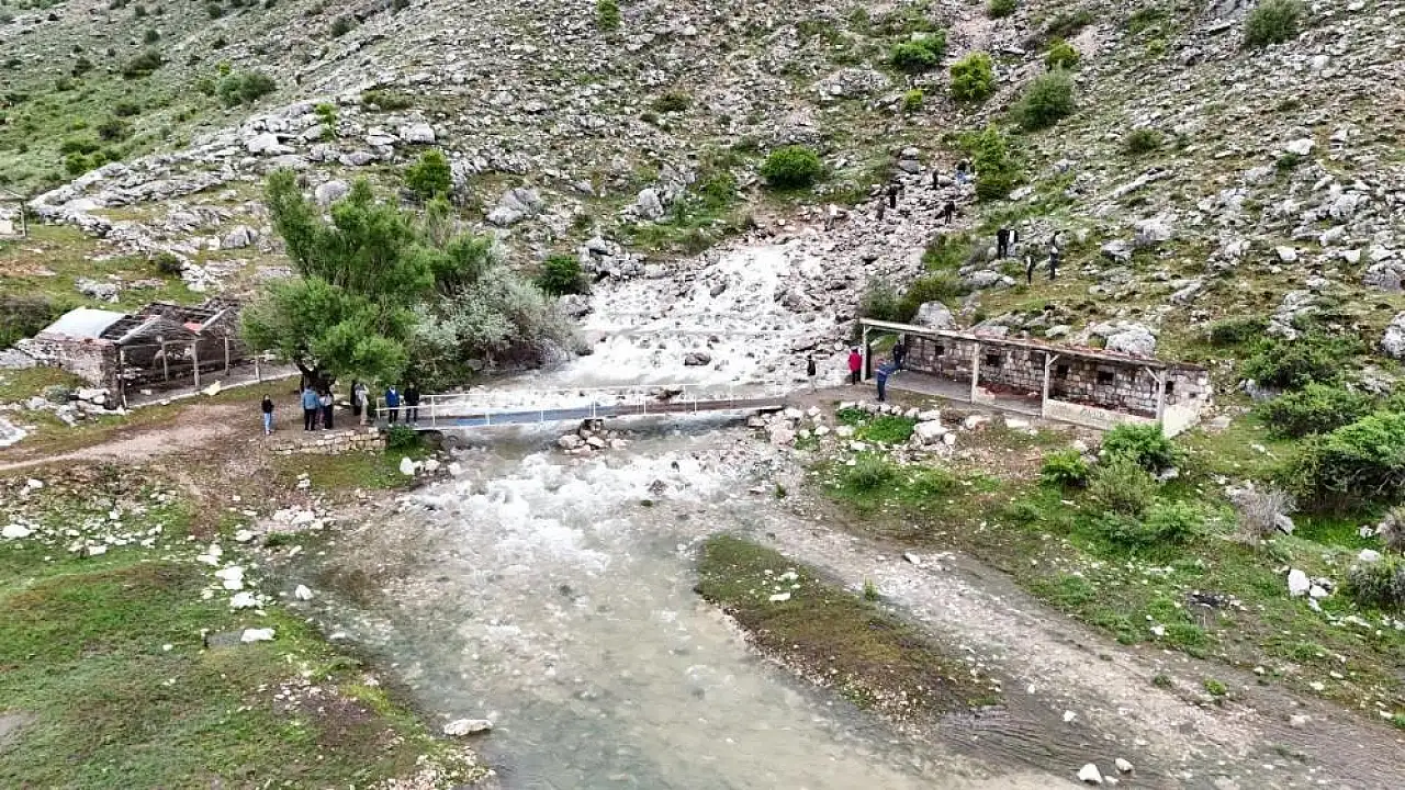 Tomarza'da mucize gerçekleşti: Kuruyan pınar başı yeniden akmaya başladı