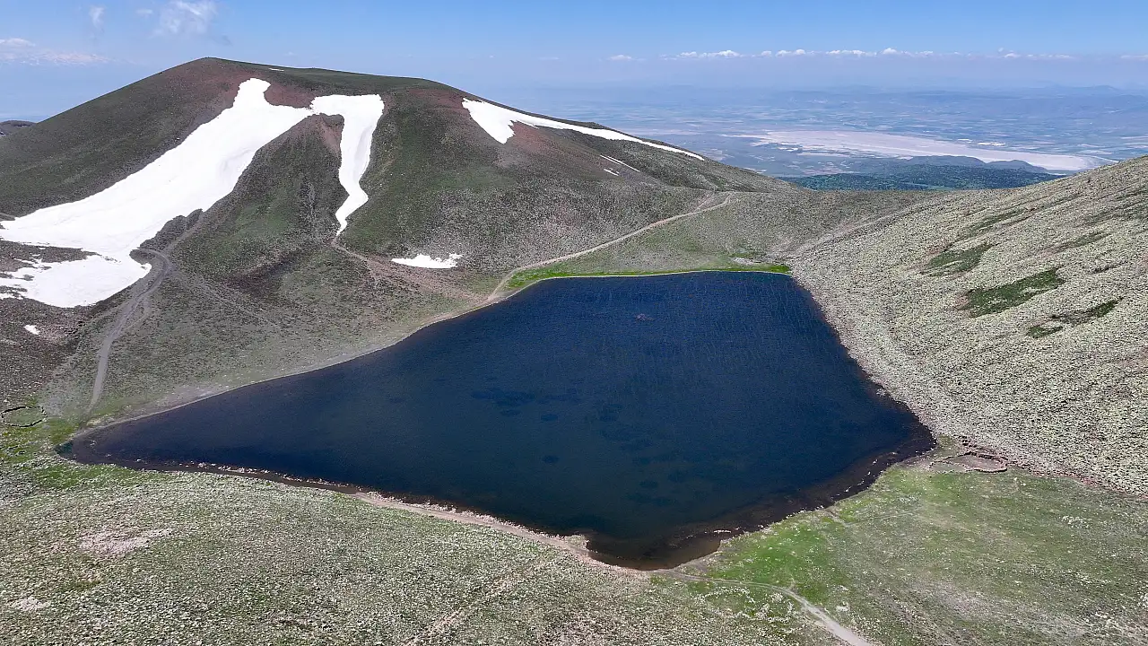 Erciyes'in eteklerindeki göl bu yıl şaşırttı
