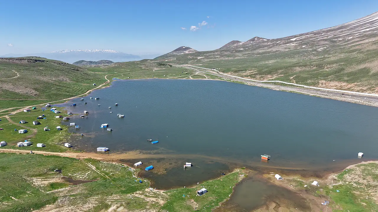 Tekir Göleti yeniden doldu, kamp alanı plaja döndü
