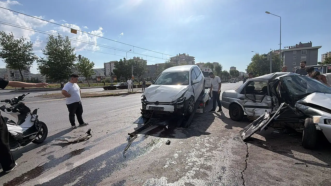 Kayseri'de zincirleme kaza: Araçtan geriye hurda yığını kaldı