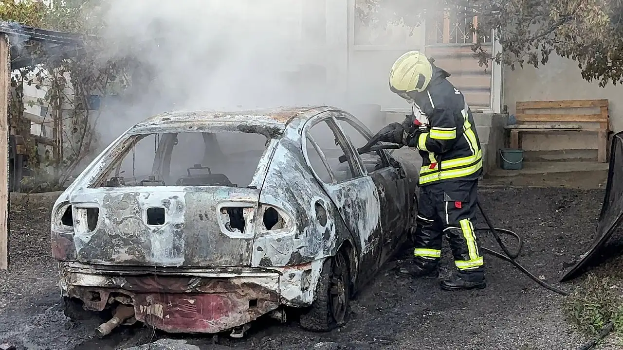 Kayseri'de alevler geceyi aydınlattı! Otomobil küle döndü