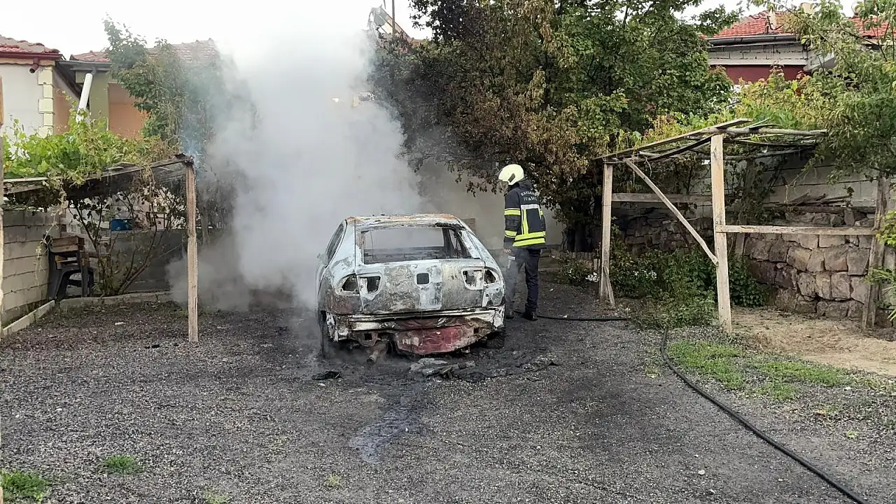 Kayseri'de alevler geceyi aydınlattı! Otomobil küle döndü