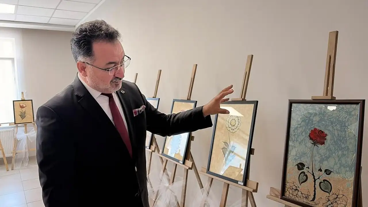 Kayseri'de minik öğrencilerden ebru sergisi