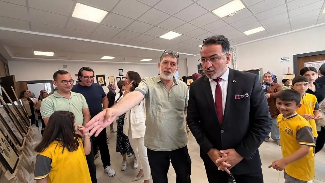 Kayseri'de minik öğrencilerden ebru sergisi