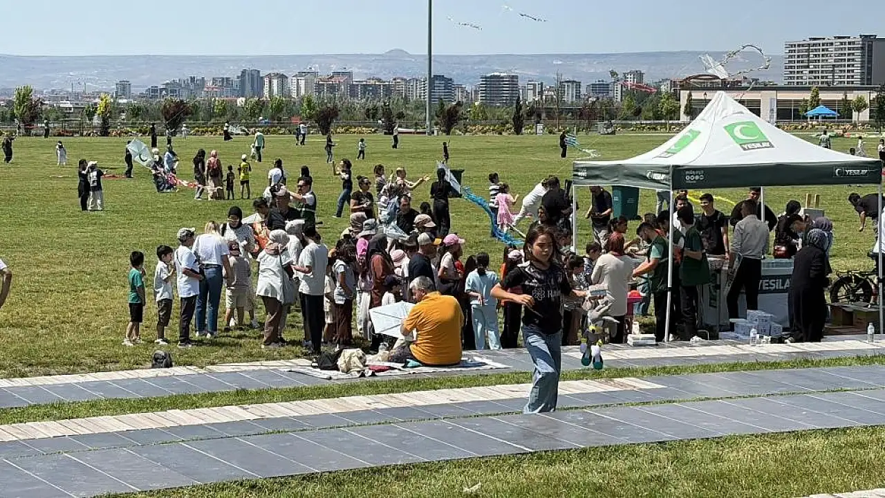 Talas'ta gökyüzü renk cümbüşüne döndü!