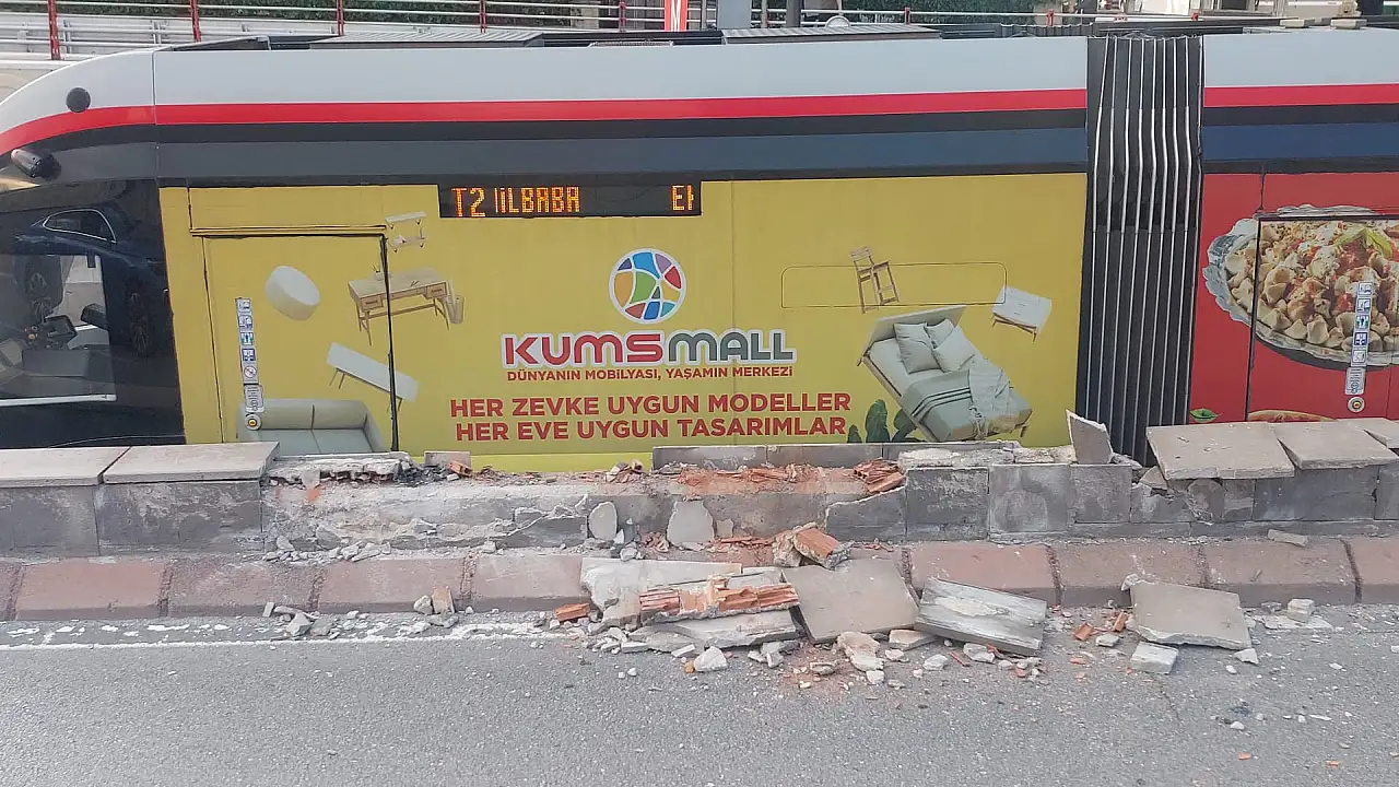 Kayseri'de kaza! Otomobil bariyere çarptı: Fırlayan taş tramvayın camını tuzla buz etti!