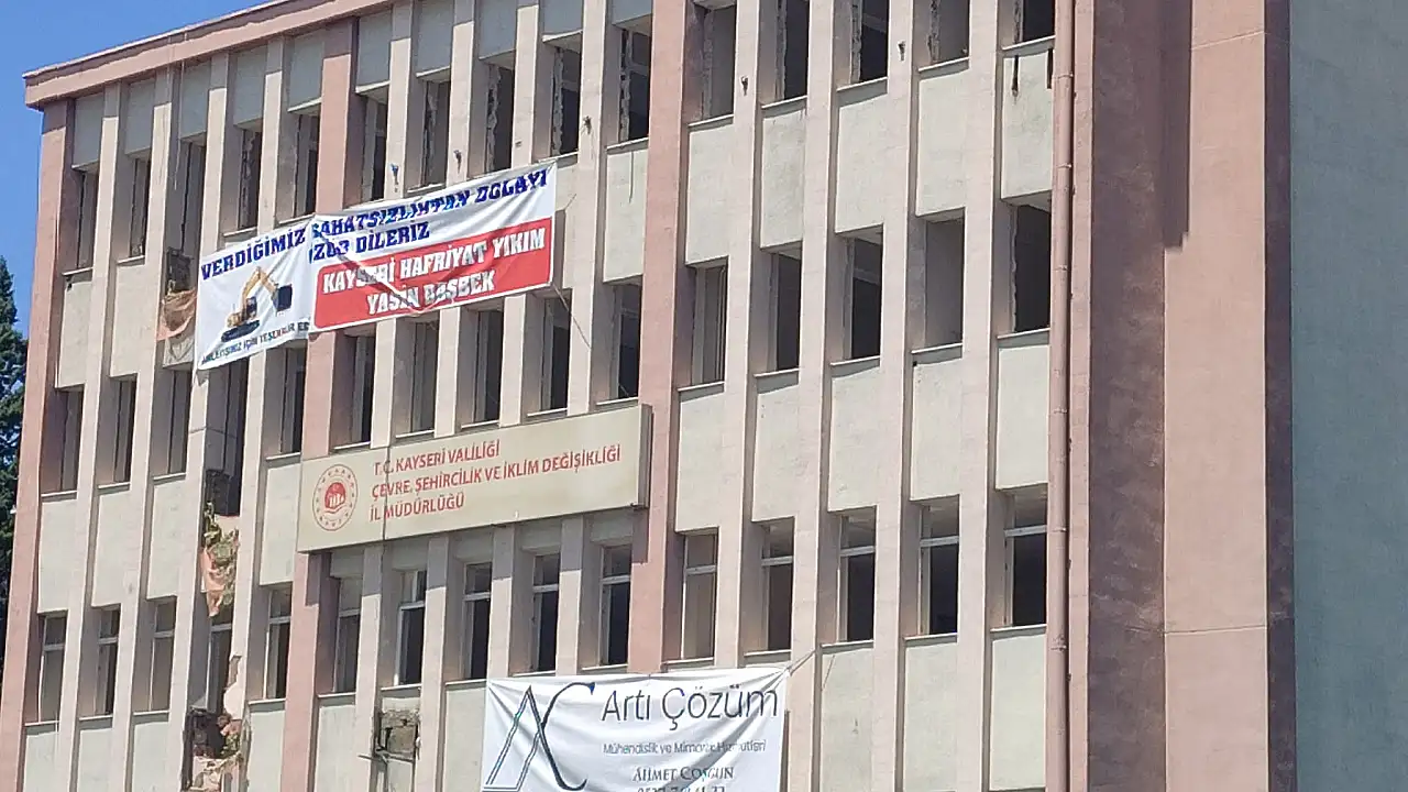 Kayseri'de Müdürlük binasında yıkım başladı! Bir dönem sona eriyor