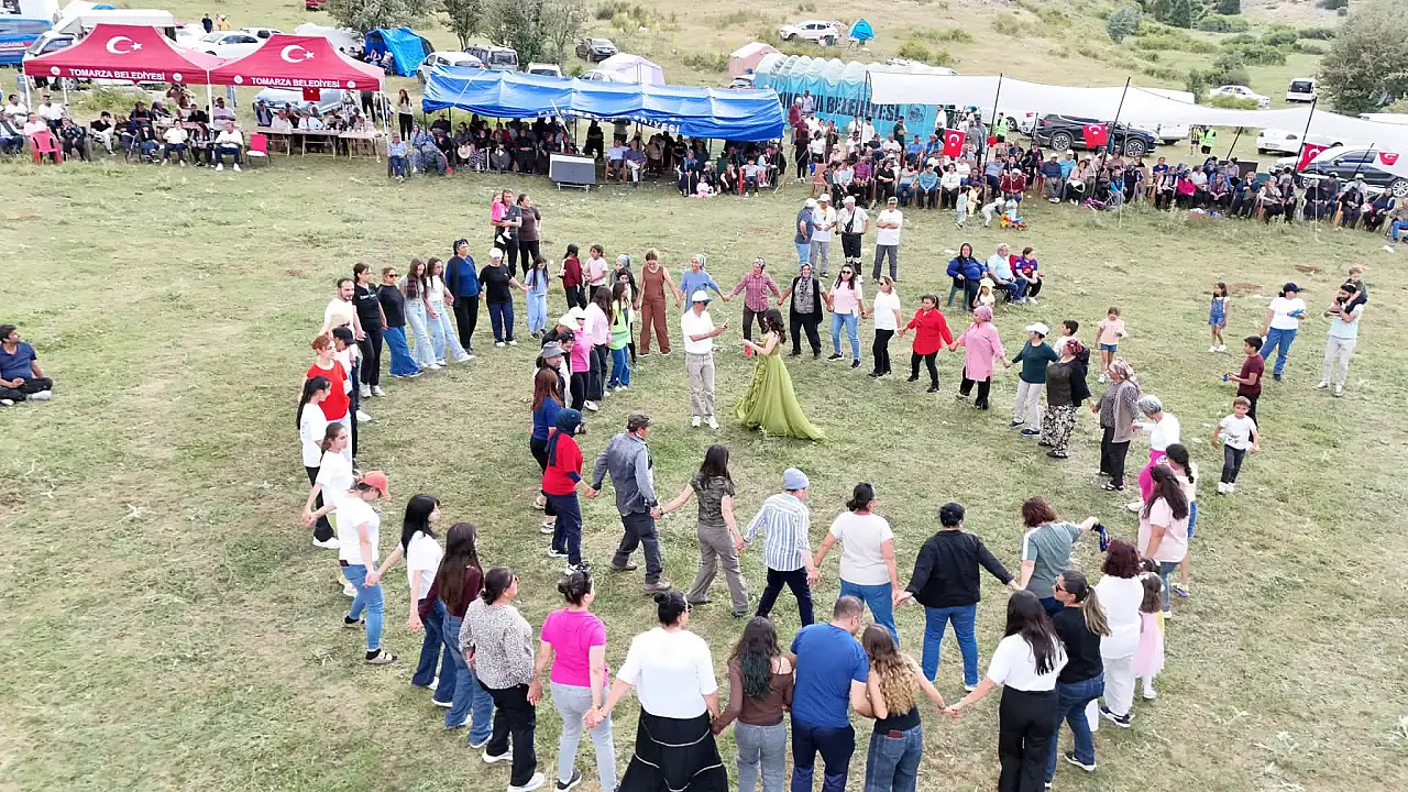 Kayseri'deki şenlikte coşku dolu anlar! Sanatçılar sahne aldı