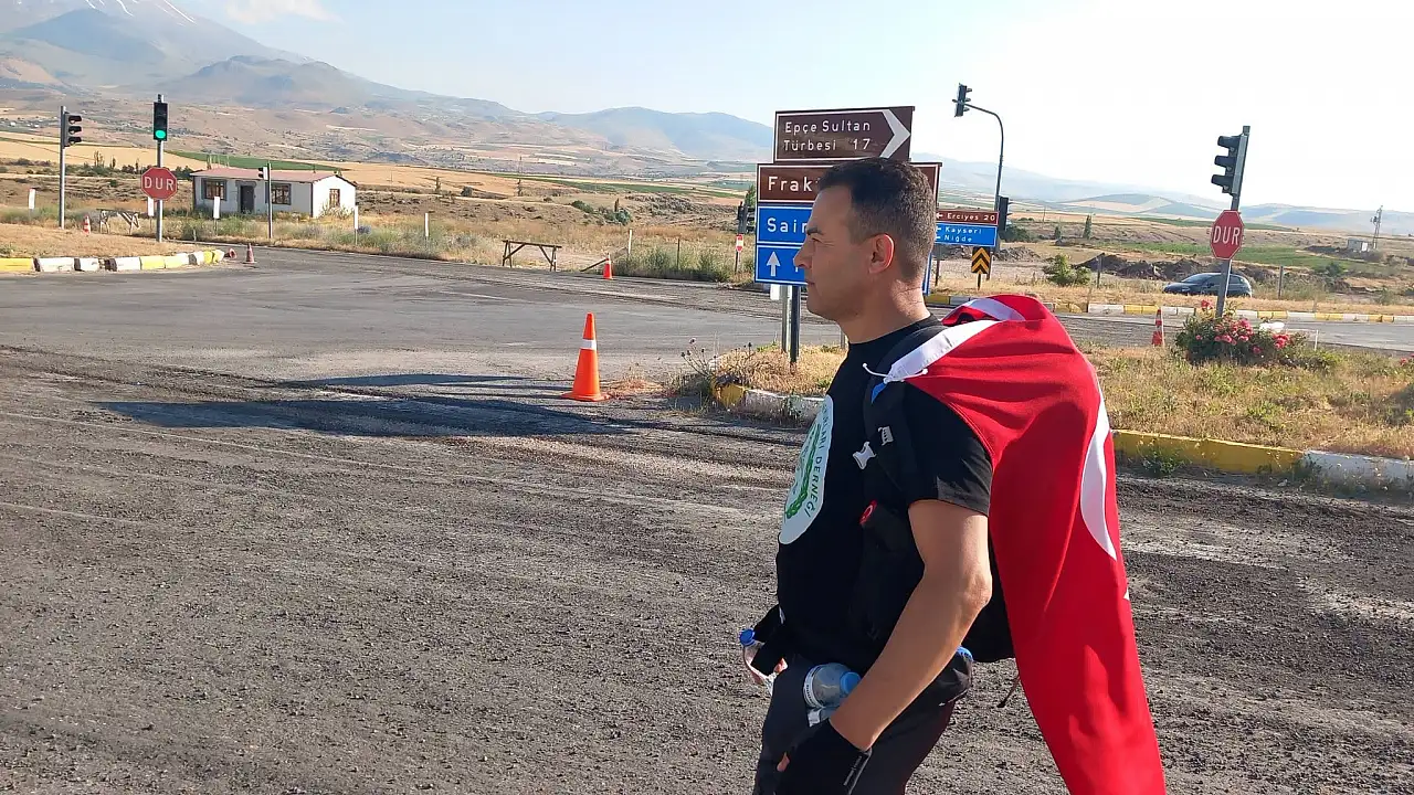 Sırtında Türk Bayrağı ile 48 kilometre yol yürüdü