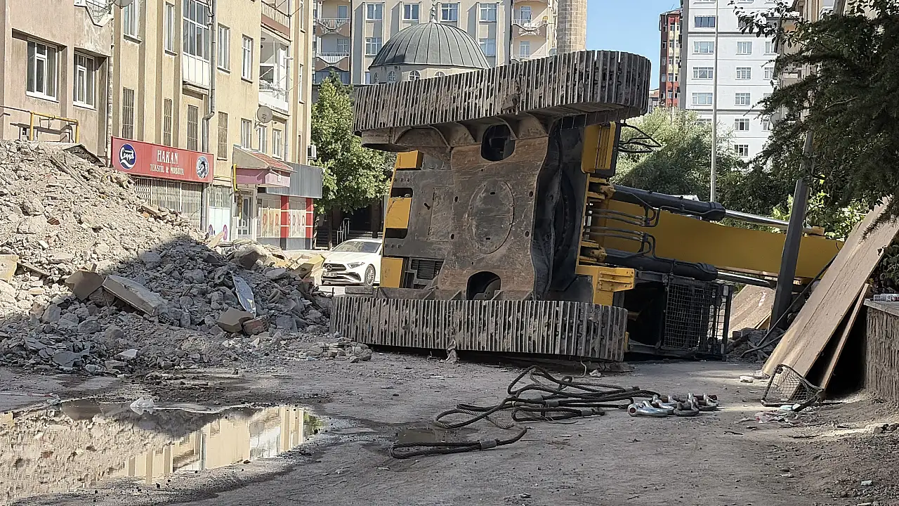 Kayseri'de iş makinası devrildi! Bir kişi...