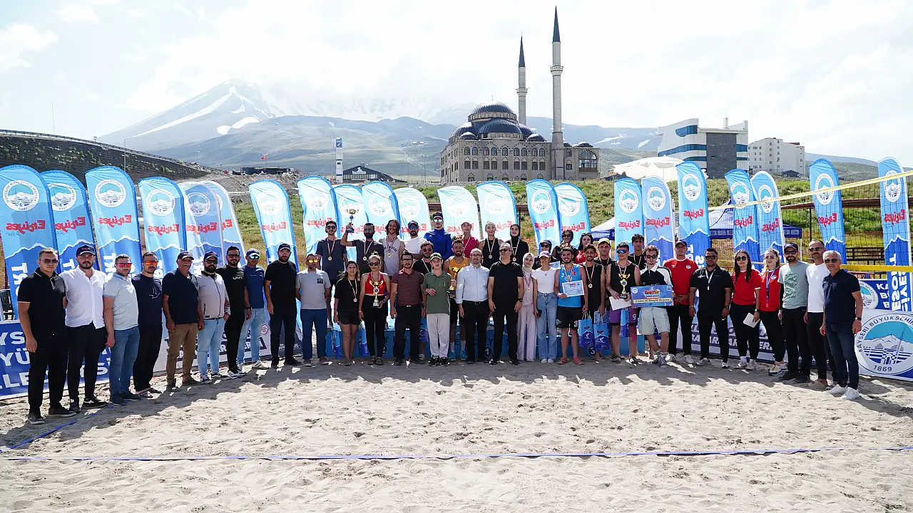 Kayseri'de 2 bin rakımda plaj voleybolu! Kazanan belli oldu