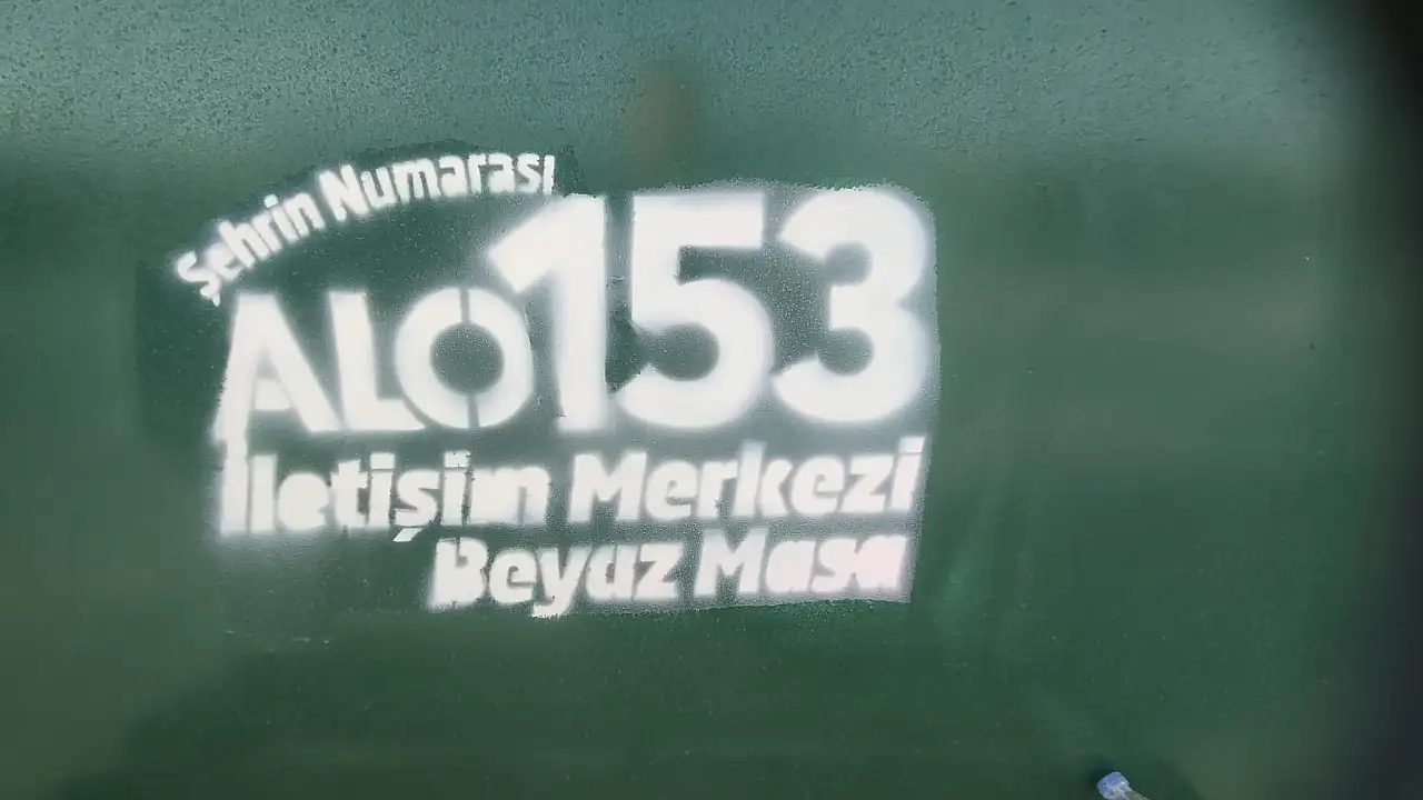 Kayseri'de otobüs duraklarına sprey boya ile bakın ne yazdılar?
