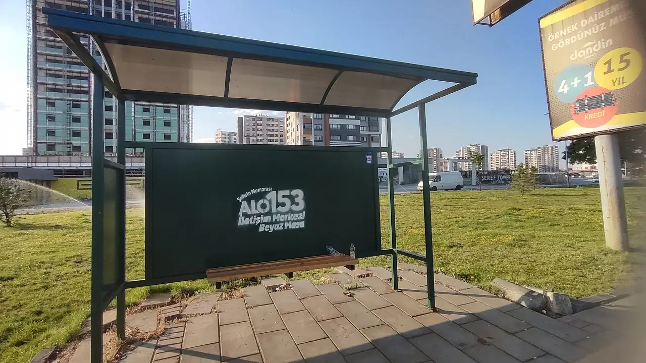 Kayseri'de otobüs duraklarına sprey boya ile bakın ne yazdılar?