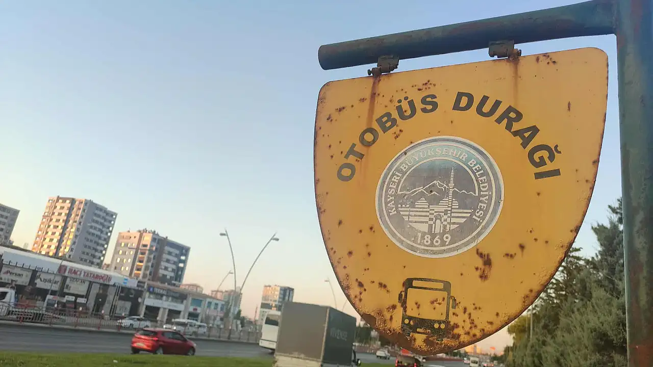 Kayseri'de otobüs duraklarına sprey boya ile bakın ne yazdılar?