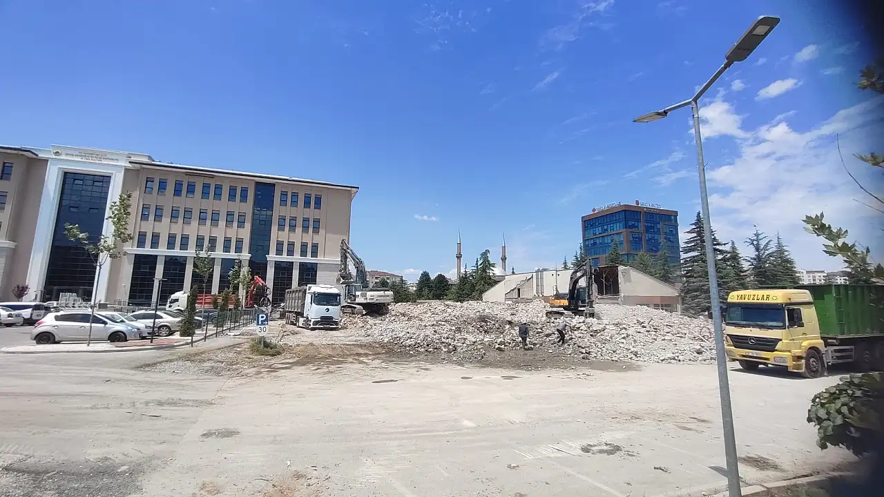 Kayseri'de bir dönem sona erdi! 54 yıllık müdürlük binası yerle bir oldu