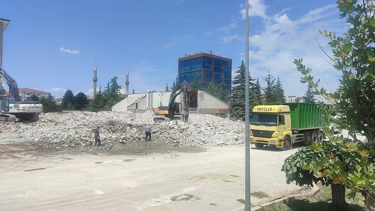 Kayseri'de bir dönem sona erdi! 54 yıllık müdürlük binası yerle bir oldu