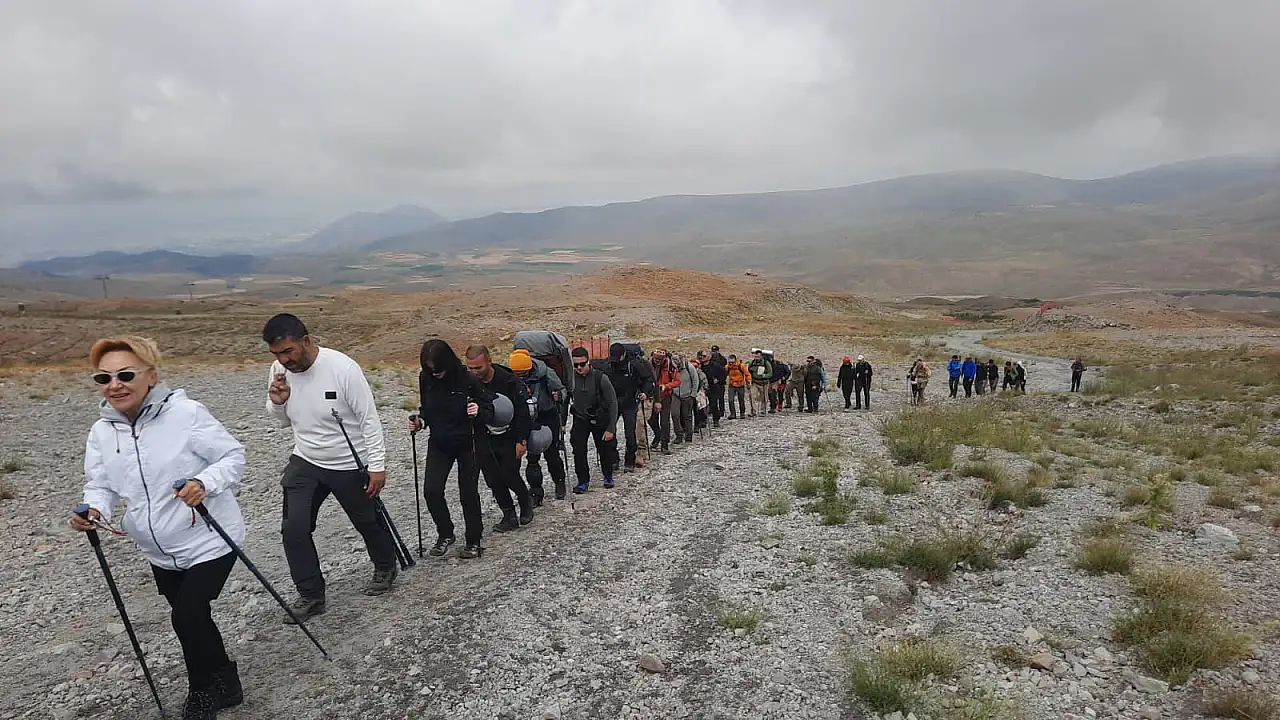 105 dağcı zafer için Erciyes'in zirvesine tırmandı!