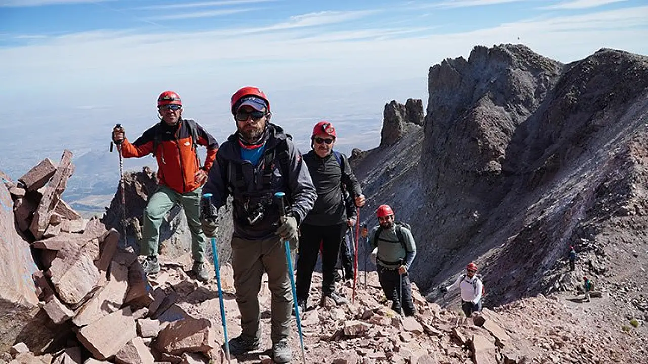 105 dağcı zafer için Erciyes'in zirvesine tırmandı!