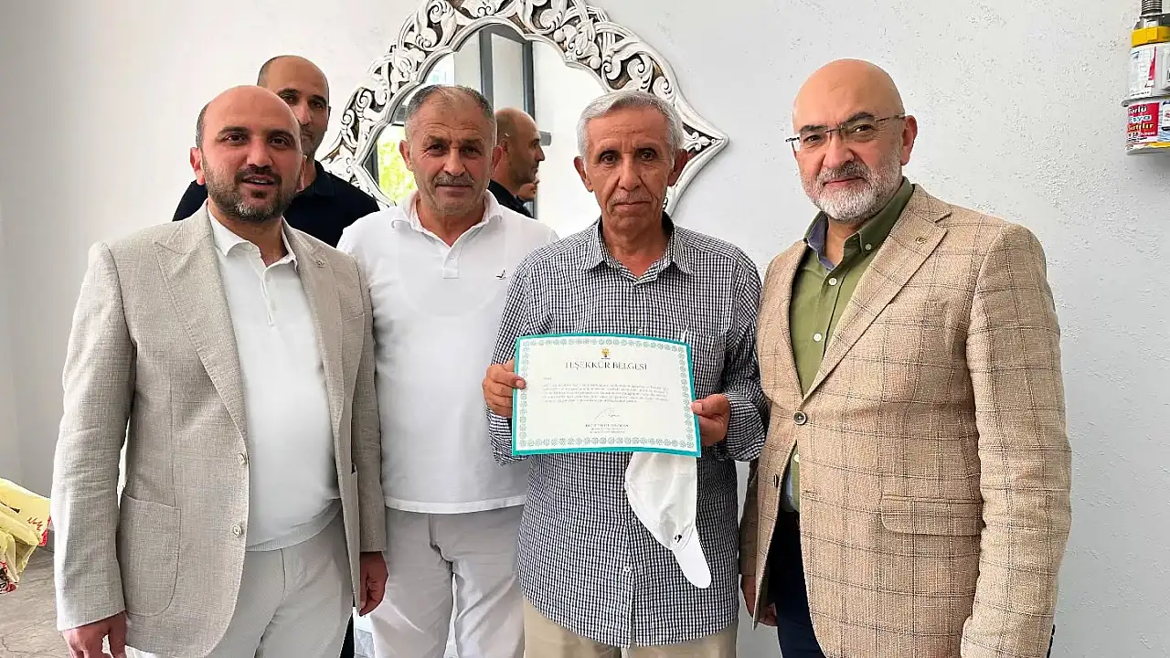 AK Parti Milletvekili Kayseri'de ev ev dolaşıp, kendi elleriyle form doldurdu