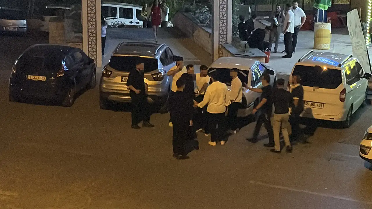 Talas'taki düğünde bir anda ortalık karıştı! Kavga salon dışına taştı