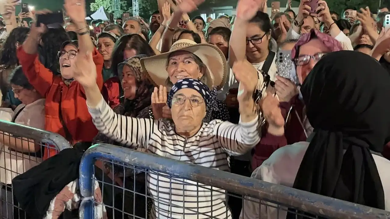 Kayseri'de ünlü sanatçı Coşkun Sabah hayranlarıyla buluştu