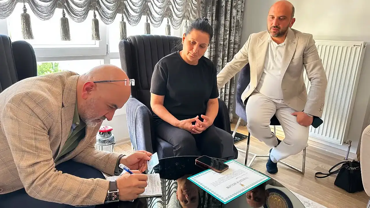 AK Parti Milletvekili Kayseri'de ev ev dolaşıp, kendi elleriyle form doldurdu