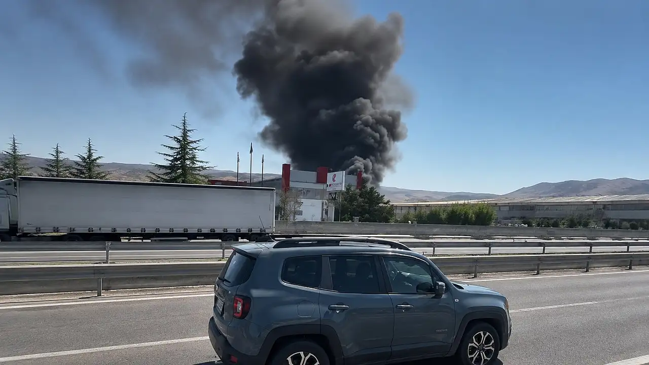 Kayseri OSB'de yangın: Fabrikalara sıçramadan söndürüldü