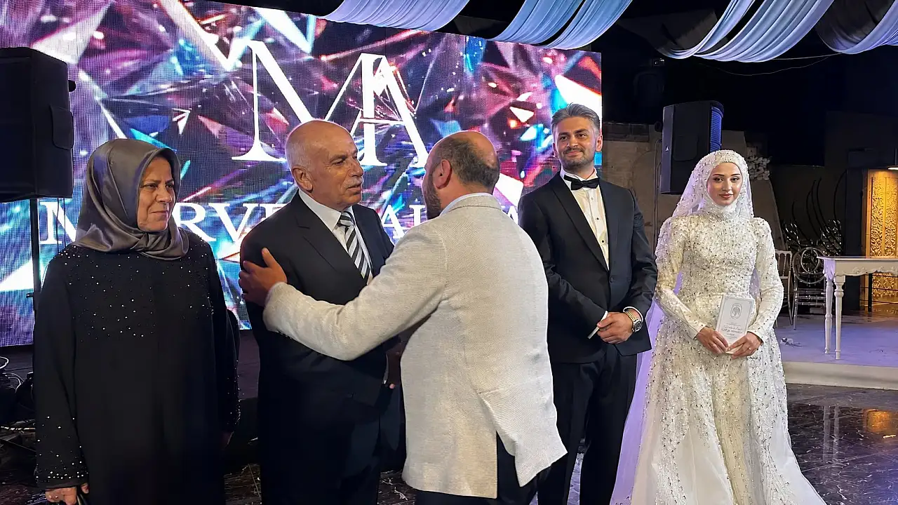 Kayseri'de Gubaroğlu ailesinin mutlu günü: Nikâhı Başkan Palancıoğlu kıydı