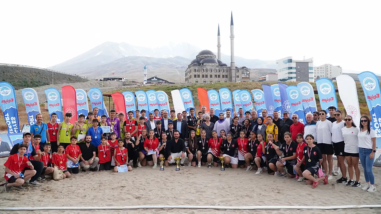 Türkiye'de bir ilk Kayseri'de gerçekleştirildi: Plaj hentbolu oynandı!