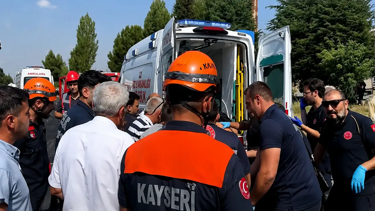 Kayseri'den çıkan otobüs kamyona arkadan çarptı! Yaralılar var