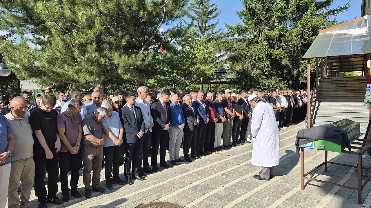 Kayseri'de Abdullah Arık'a son veda! Özgür Özel çelenk gönderdi