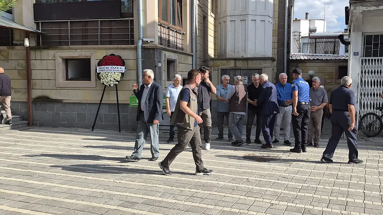 Kayseri'de Abdullah Arık'a son veda! Özgür Özel çelenk gönderdi