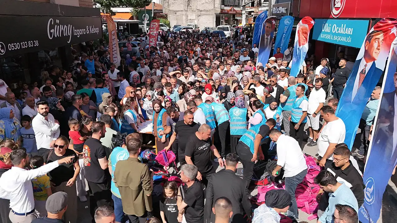 Kayseri Ülkü Ocakları önünde dikkat çeken kalabalık! İşte nedeni
