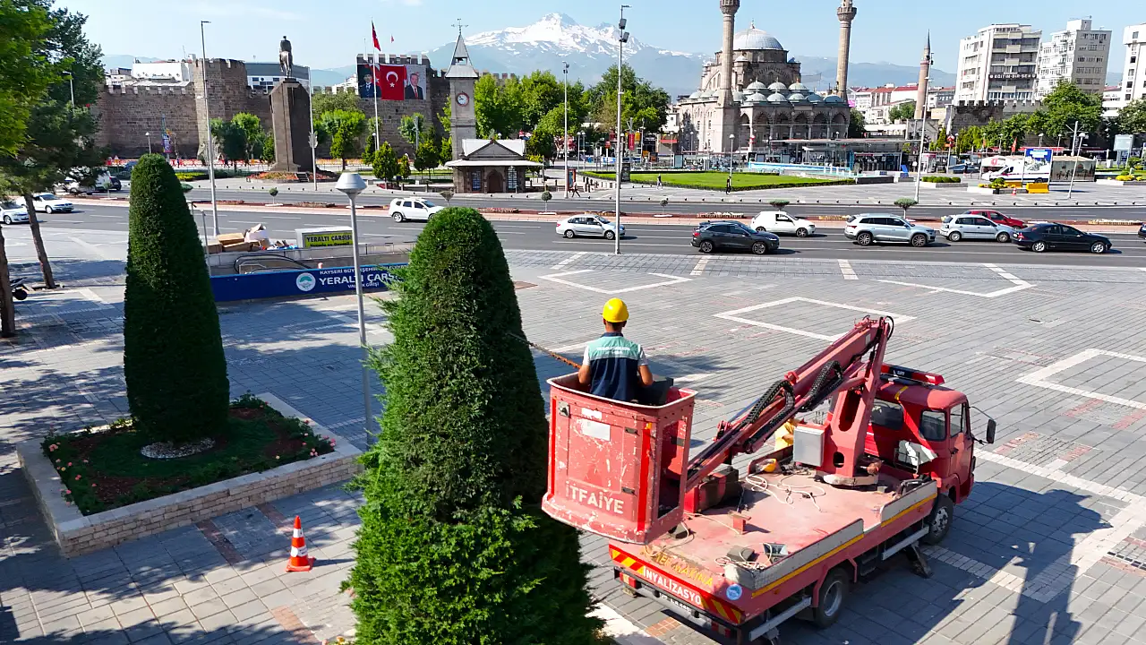 Kayseri'de yeşil alanlarda hummalı çalışma: Park ve refüjlerde yeni görünüm!