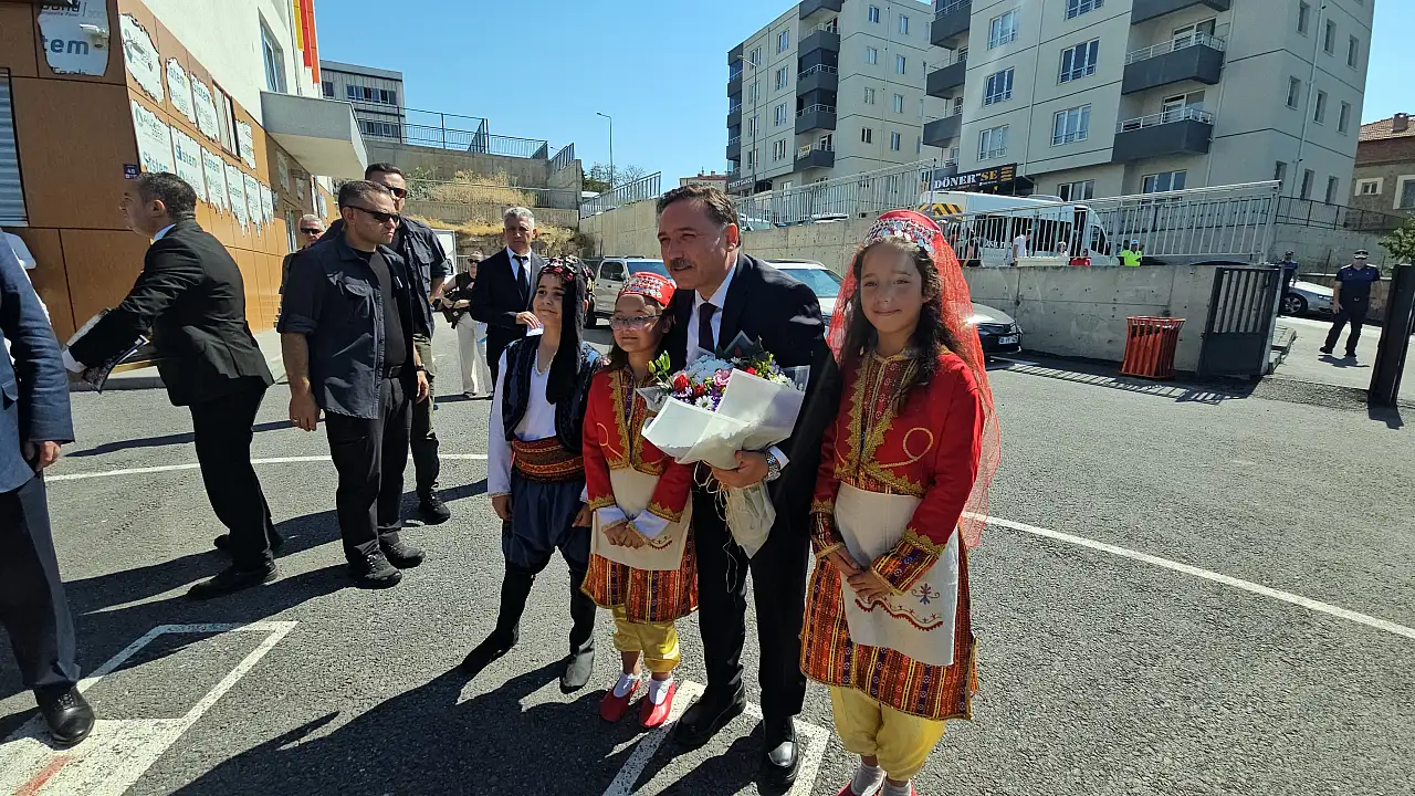 31 okul yaptırdı, açılışta öyle sözler söyledi ki: Kayseri'de eğitim yılı başladı!