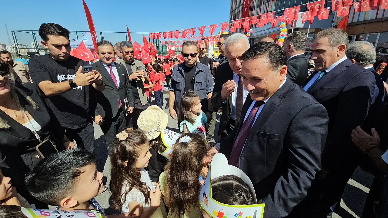 31 okul yaptırdı, açılışta öyle sözler söyledi ki: Kayseri'de eğitim yılı başladı!