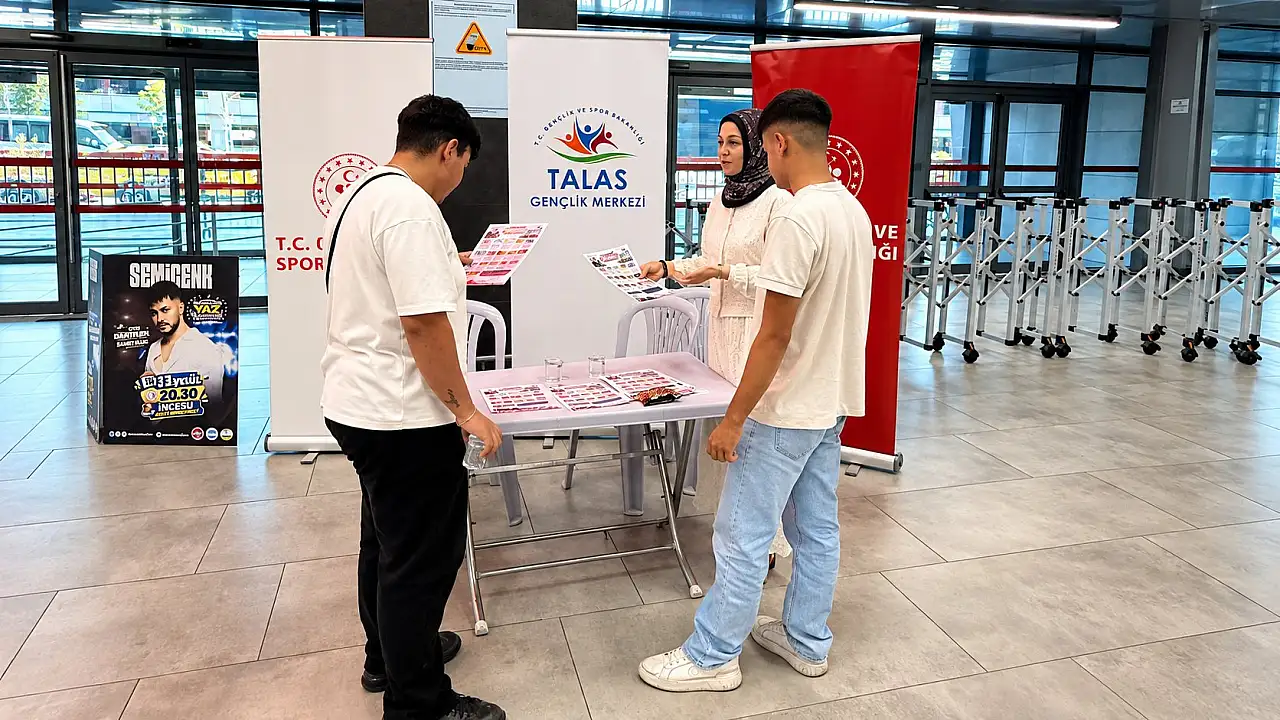 Kayseri'ye üniversite için gelen öğrencileri bu stantlar karşılıyor