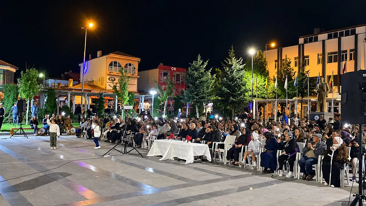Türkülerle başladı, sinemayla devam etti! Tomarza'da renkli gece