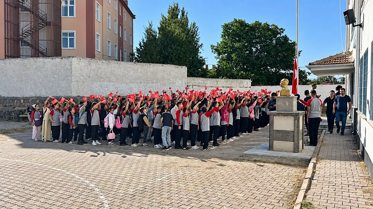 Tomarza'da ilk ders zili çaldı: Okullar yeniden şenlendi