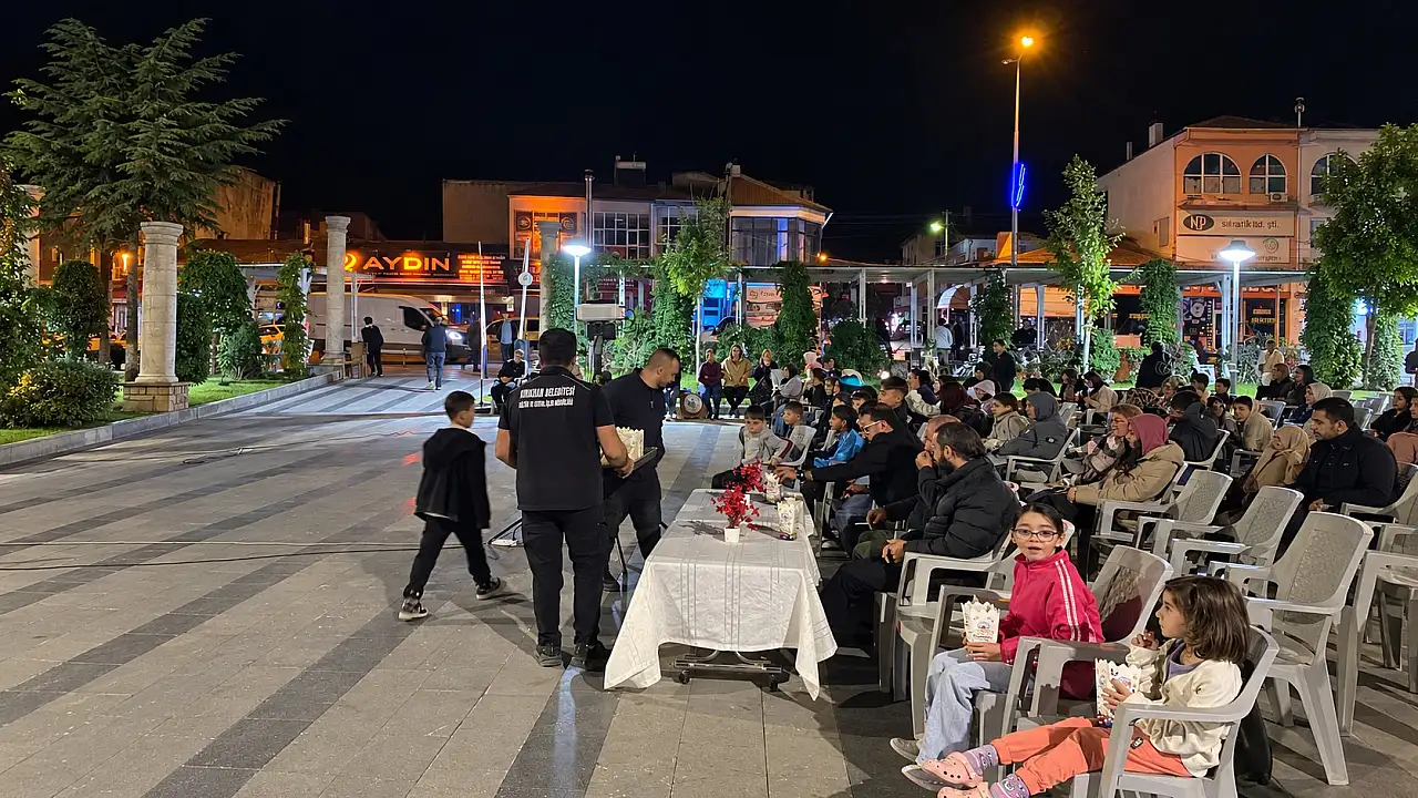 Türkülerle başladı, sinemayla devam etti! Tomarza'da renkli gece