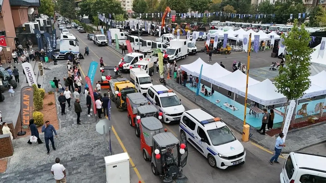 Melikgazi Belediyesi yeni araçlarını renkli bir şenlikle tanıttı