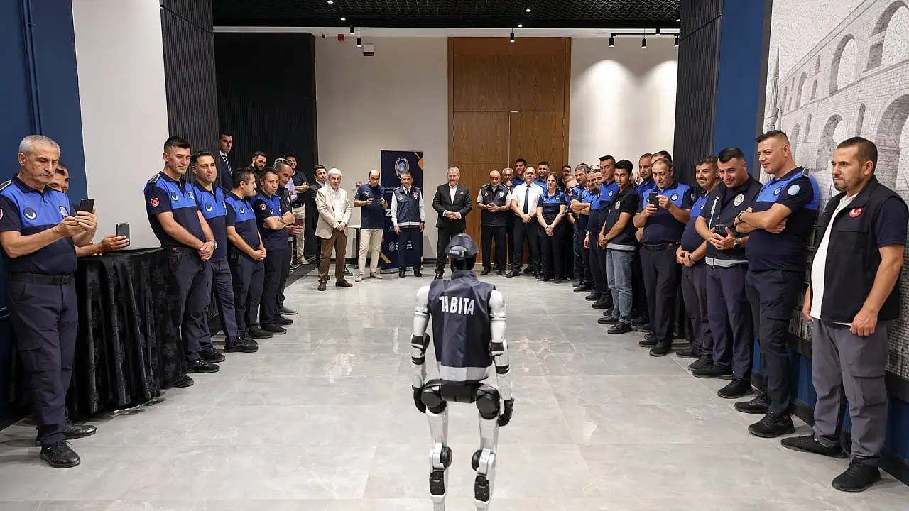 Zabıtanın yeni ekip arkadaşı İnsansı Robot MEGA oldu