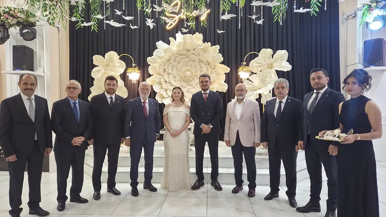Kayseri'de dikkat çeken nişan! Yüzükleri Mustafa Elitaş taktı