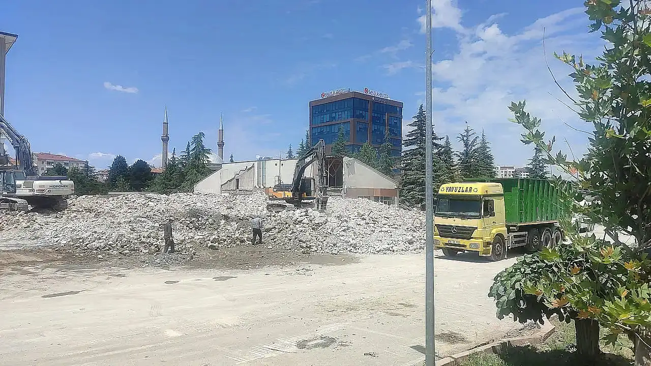Kayseri'de bir dönem sona erdi! 54 yıllık müdürlük binasının yıkımı tamamlandı