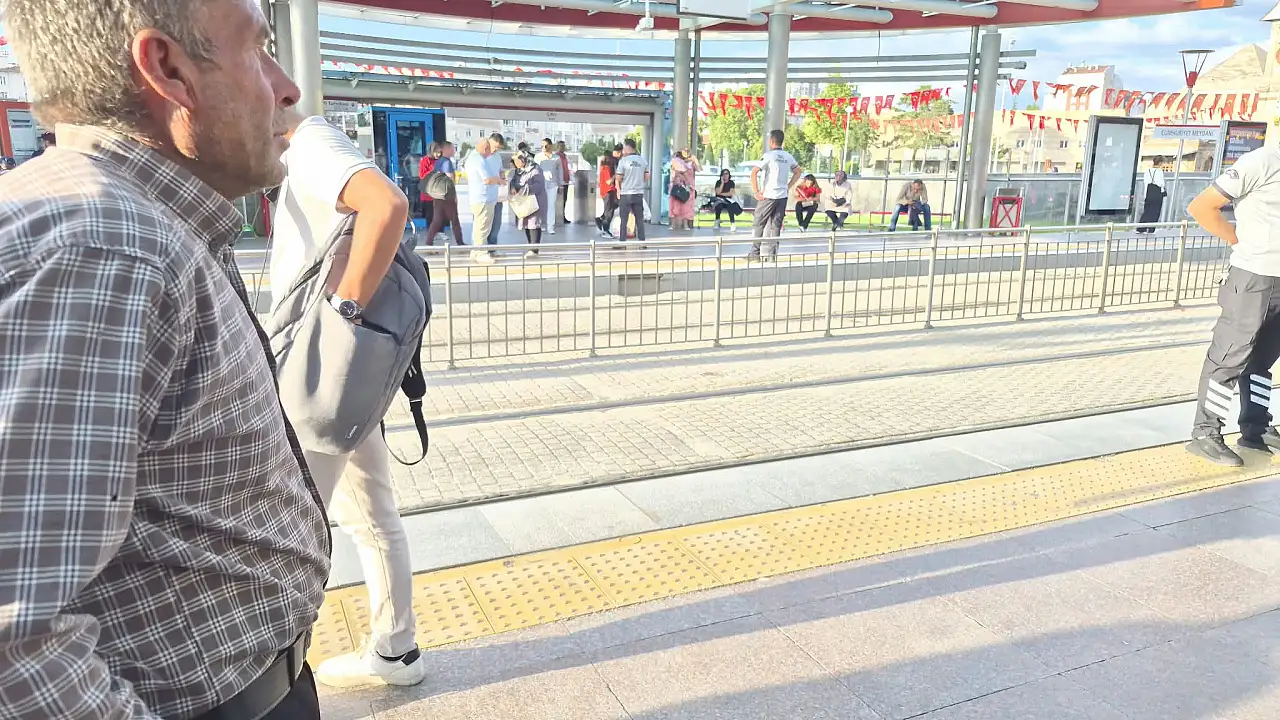 Cumhuriyet Meydanı tramvay durağında yeni sistem: Karşıya geçiş yok!