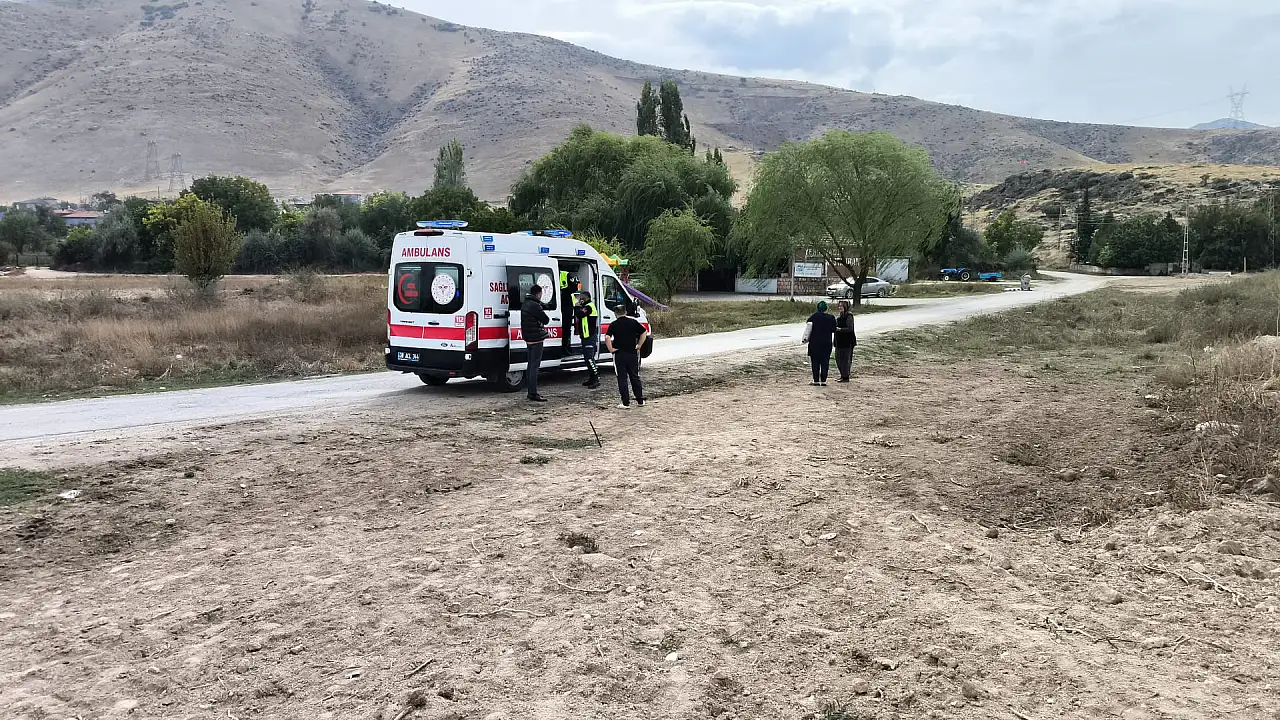 Kayseri'de trafik levhalarına çarpan araç dereye devrildi