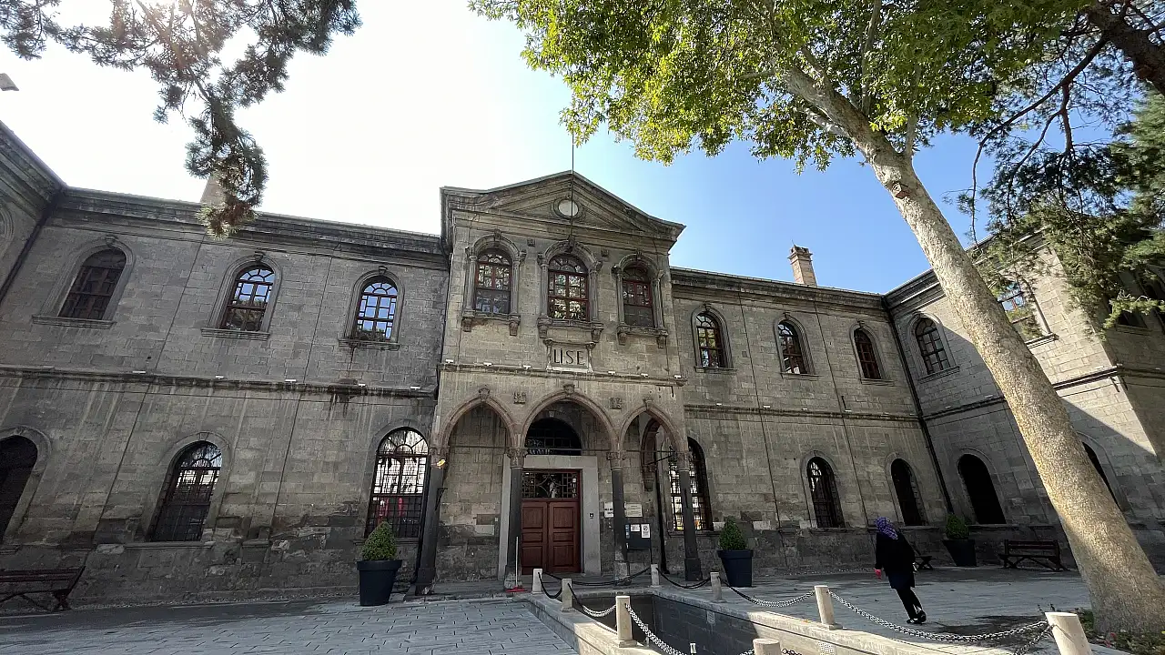 Diplomasını cephede alanların okulu: Kayseri Lisesi